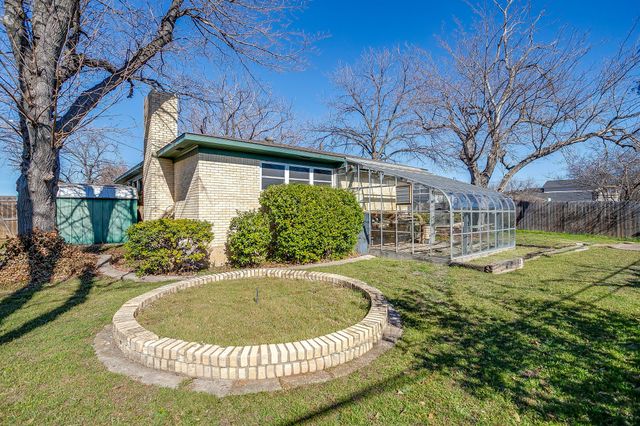 4945 Flagstone Drive, Fort Worth, TX 76114