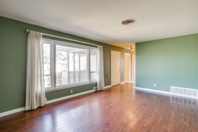 4945 Flagstone Drive, Fort Worth, TX 76114