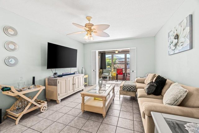 2121 NE 1st Court 202, Boynton Beach, FL 33435