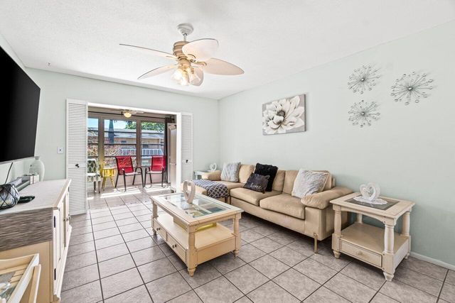 2121 NE 1st Court 202, Boynton Beach, FL 33435