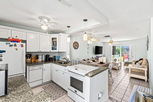 2121 NE 1st Court 202, Boynton Beach, FL 33435