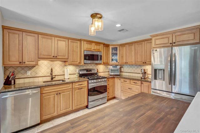 113 Erin Lane, East Setauket, NY 11733