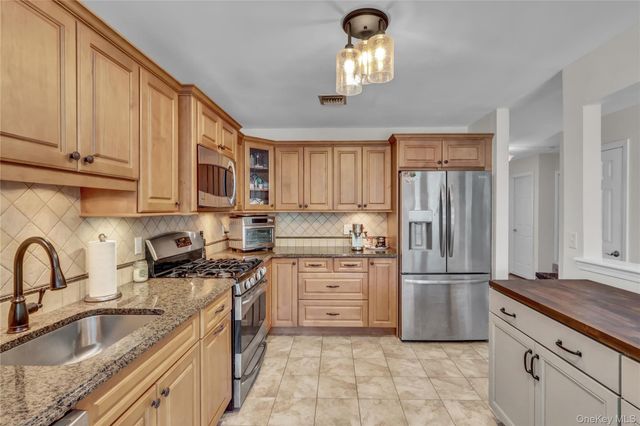 113 Erin Lane, East Setauket, NY 11733