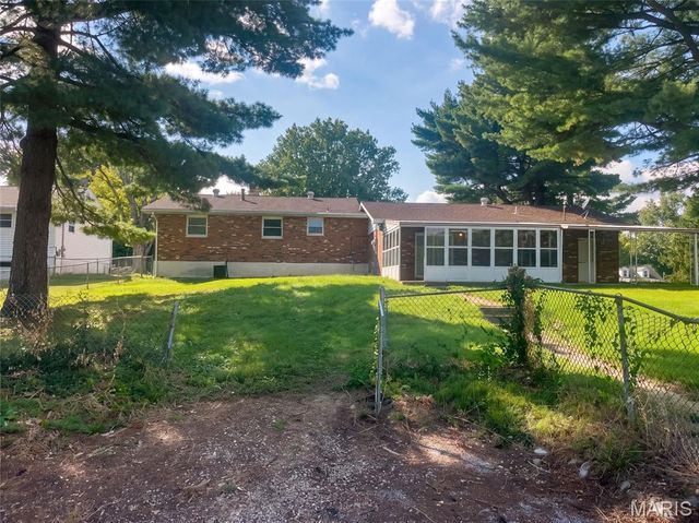 8 Monticello Place, Fairview Heights, IL 62208