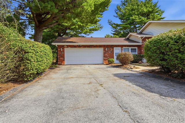 8 Monticello Place, Fairview Heights, IL 62208