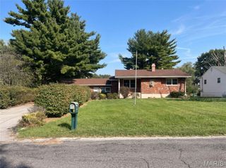 8 Monticello Place, Fairview Heights, IL 62208
