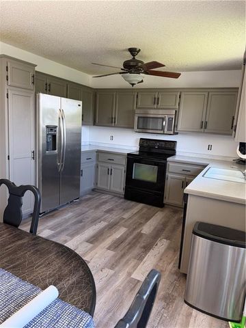 905 Paradise Lane, Smithville, MO 64089