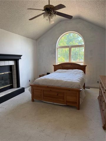 905 Paradise Lane, Smithville, MO 64089