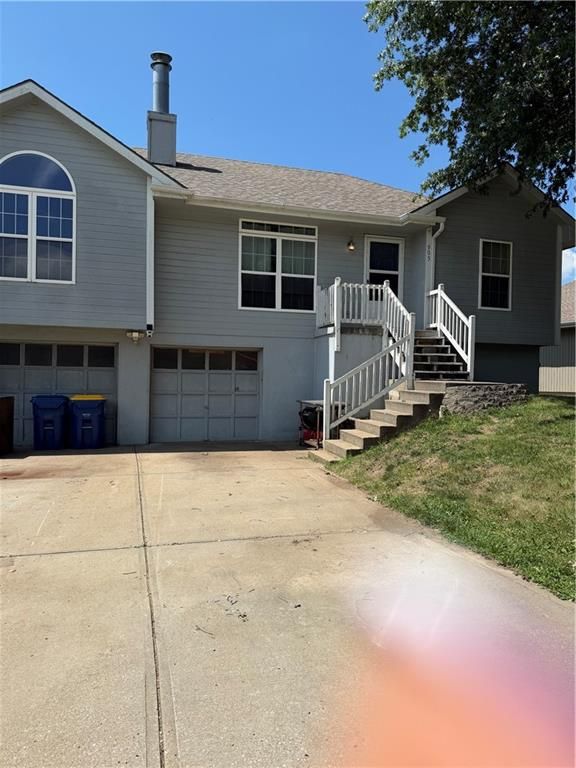 905 Paradise Lane, Smithville, MO 64089