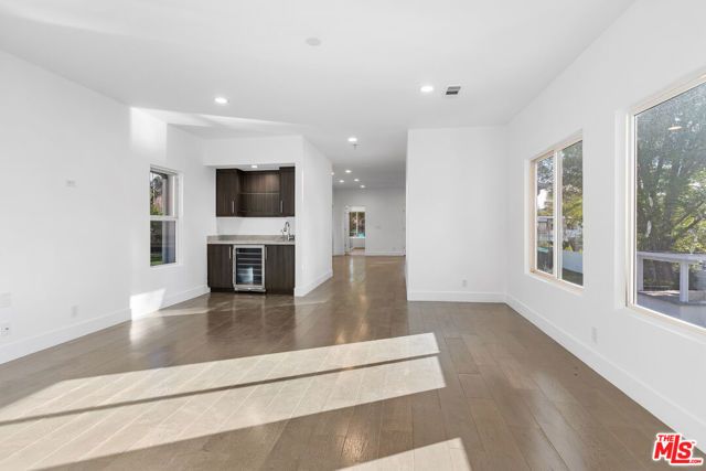 22904 Calvert Street, Los Angeles, CA 91367