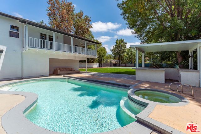 22904 Calvert Street, Los Angeles, CA 91367