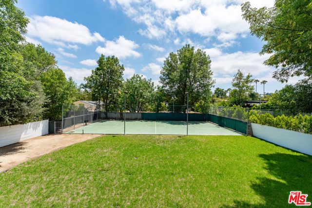 22904 Calvert Street, Los Angeles, CA 91367