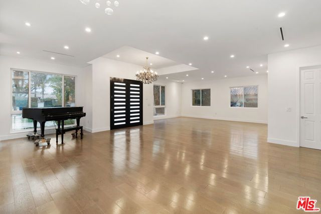 22904 Calvert Street, Los Angeles, CA 91367