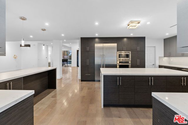 22904 Calvert Street, Los Angeles, CA 91367