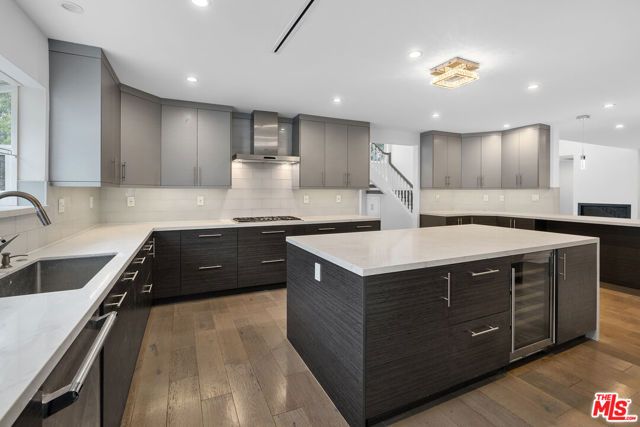 22904 Calvert Street, Los Angeles, CA 91367