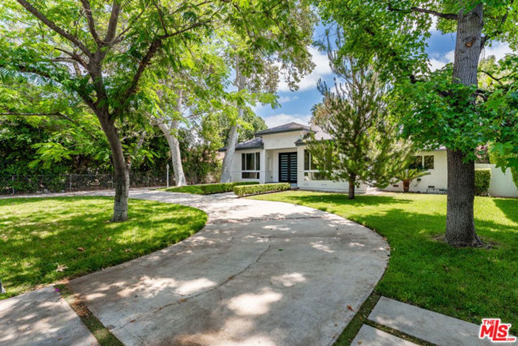 22904 Calvert Street, Los Angeles, CA 91367