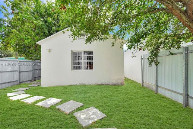 570 NW 48th St B, Miami, FL 33127