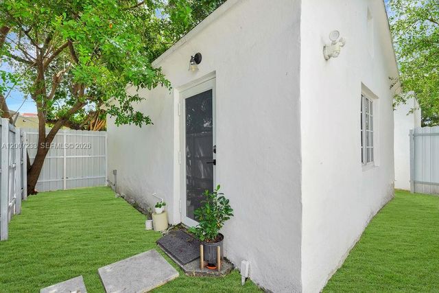 570 NW 48th St B, Miami, FL 33127