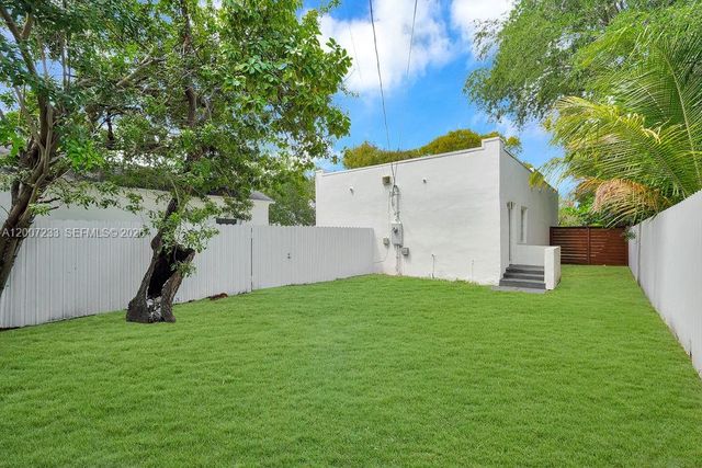 570 NW 48th St B, Miami, FL 33127