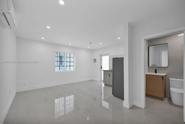 570 NW 48th St B, Miami, FL 33127