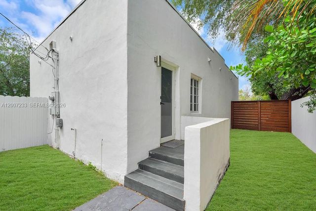570 NW 48th St B, Miami, FL 33127