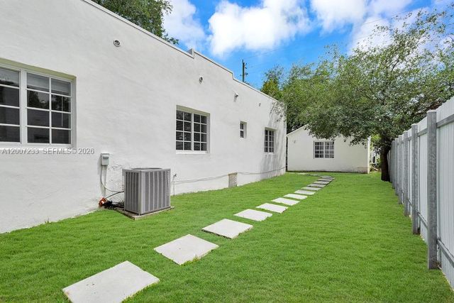 570 NW 48th St B, Miami, FL 33127