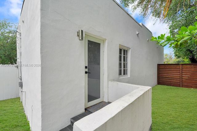 570 NW 48th St B, Miami, FL 33127