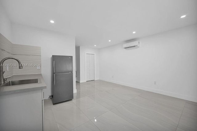 570 NW 48th St B, Miami, FL 33127