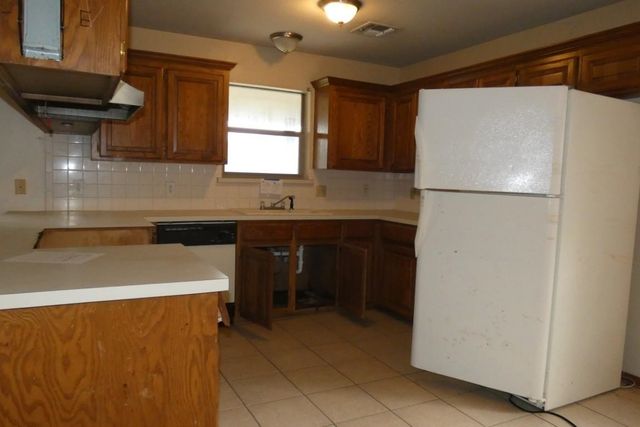 4410 SW Parkway Dr, Lawton, OK 73505