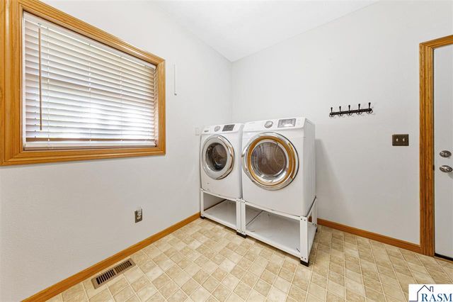 227 Woodhaven Lane, Mankato, MN 56001
