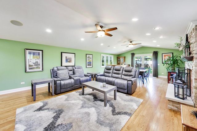 15352 W Cherrywood Lane, Libertyville, IL 60048