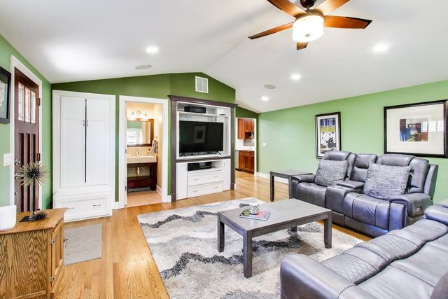 15352 W Cherrywood Lane, Libertyville, IL 60048