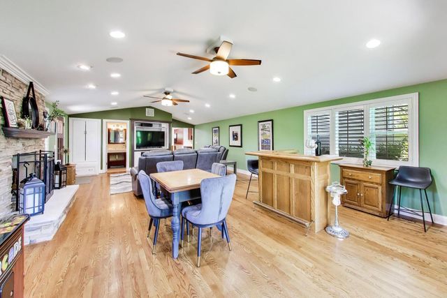 15352 W Cherrywood Lane, Libertyville, IL 60048