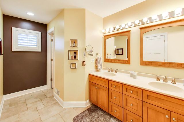 15352 W Cherrywood Lane, Libertyville, IL 60048