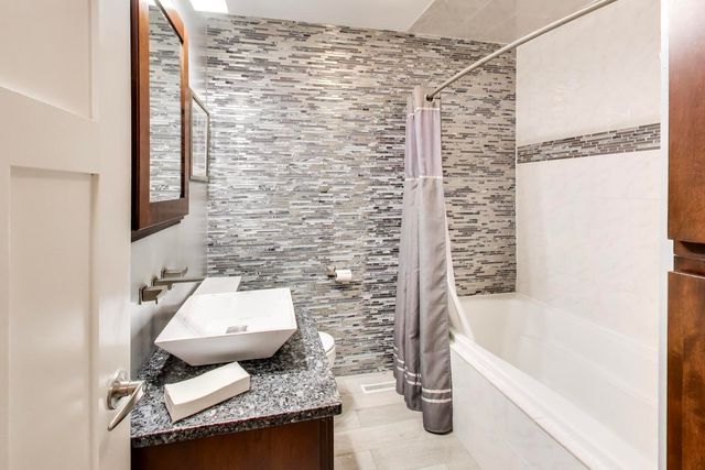 15352 W Cherrywood Lane, Libertyville, IL 60048