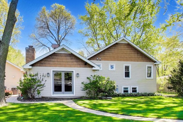 15352 W Cherrywood Lane, Libertyville, IL 60048