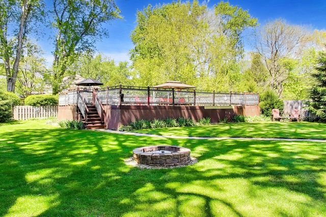 15352 W Cherrywood Lane, Libertyville, IL 60048
