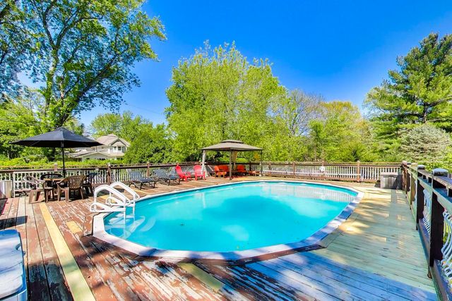 15352 W Cherrywood Lane, Libertyville, IL 60048