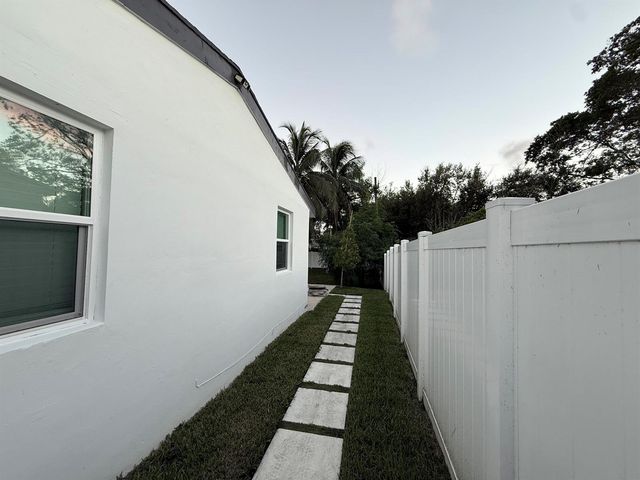 118 SW 7TH Street, Delray Beach, FL 33444