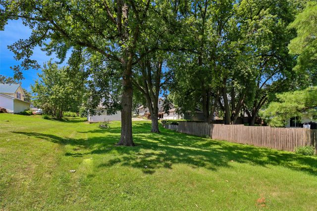 814 W 4th Street S, Newton, IA 50208