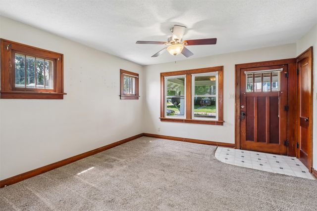 814 W 4th Street S, Newton, IA 50208