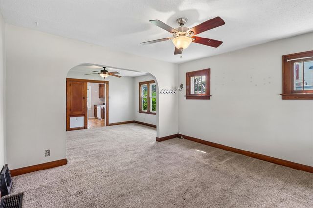 814 W 4th Street S, Newton, IA 50208