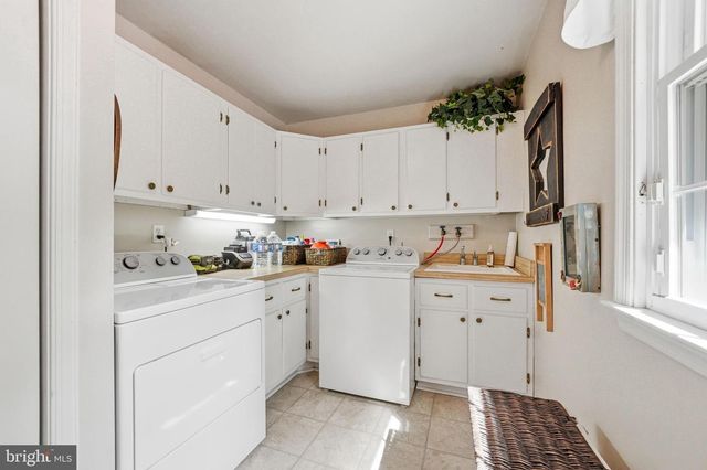 1445 GEORGIAN DR, Moorestown, NJ 08057