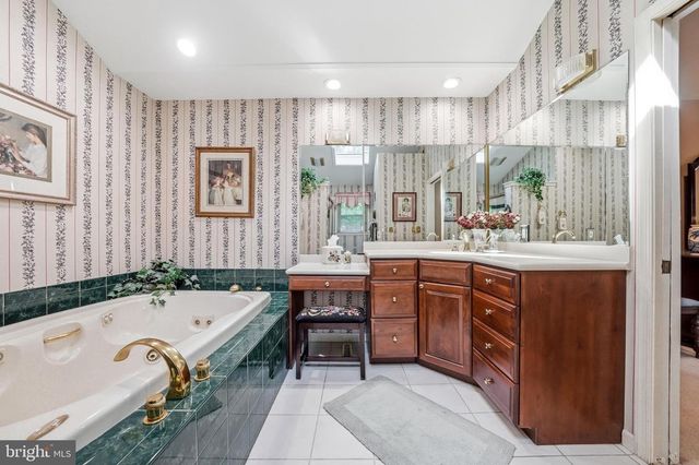 1445 GEORGIAN DR, Moorestown, NJ 08057
