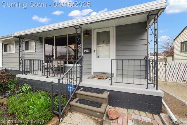 842 Schuman Street, Garden City, MI 48135