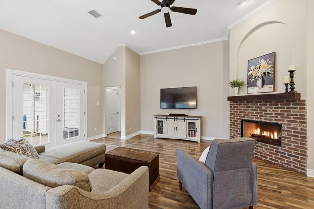 199 Kings Point Street, Conroe, TX 77356
