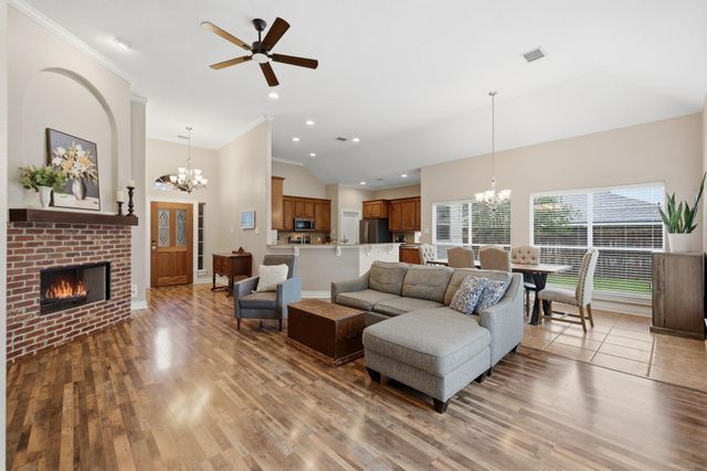 199 Kings Point Street, Conroe, TX 77356