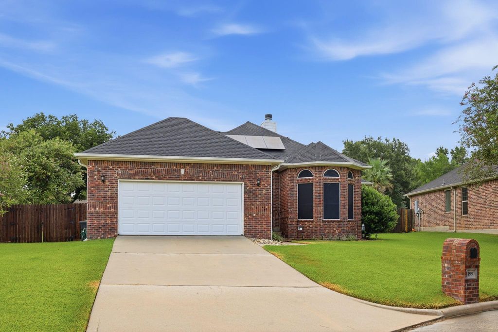 199 Kings Point Street, Conroe, TX 77356