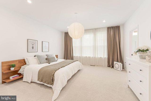 18260 MOSS GARDEN RD, Dumfries, VA 22026