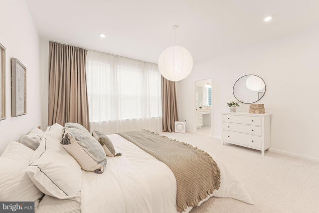 18260 MOSS GARDEN RD, Dumfries, VA 22026